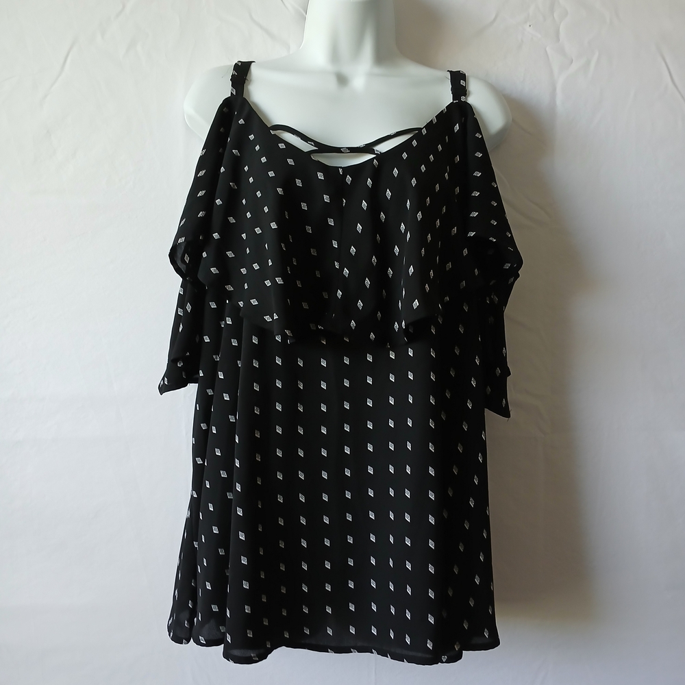 Torrid Top Black White Diamond Cold Shoulder Criss Cross Front Sz 22 Casual Work